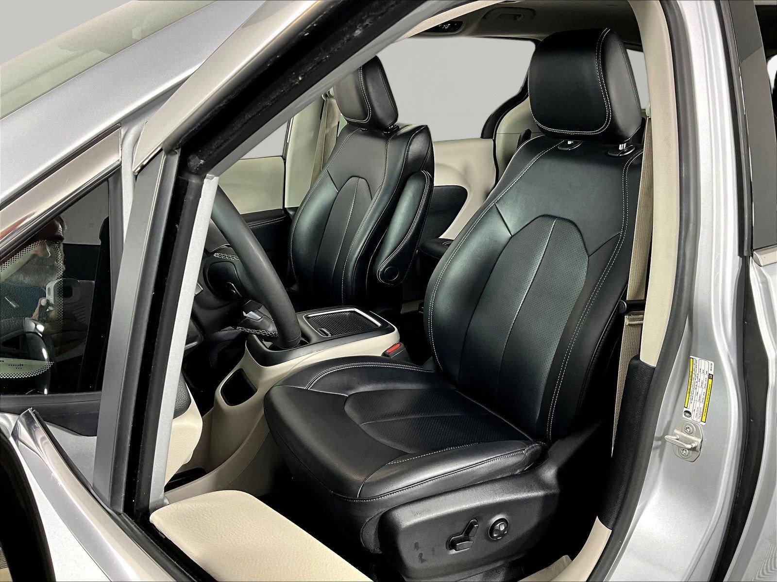 Used 2024 Chrysler Pacifica Limited FWD image 21