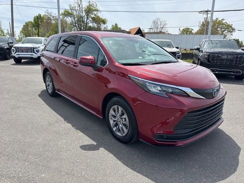 Used 2025 Toyota Sienna LE image 7