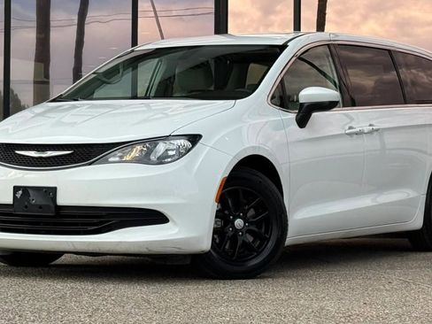 Used 2017 Chrysler Pacifica Touring FWD image 2