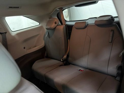 Used 2021 Toyota Sienna XLE FWD image 30