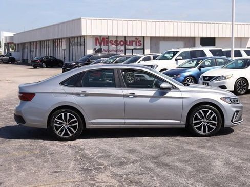 Used 2025 Volkswagen Jetta SE w/ Sunroof Package FWD image 5