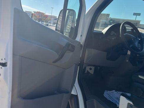 Used 2014 Mercedes-Benz Sprinter 2500 image 12