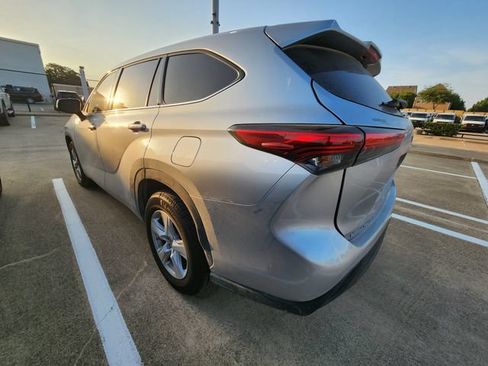 Used 2021 Toyota Highlander LE FWD image 6