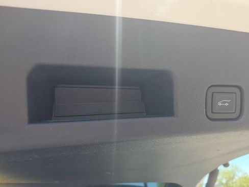 Used 2025 Chevrolet Traverse LT FWD image 24