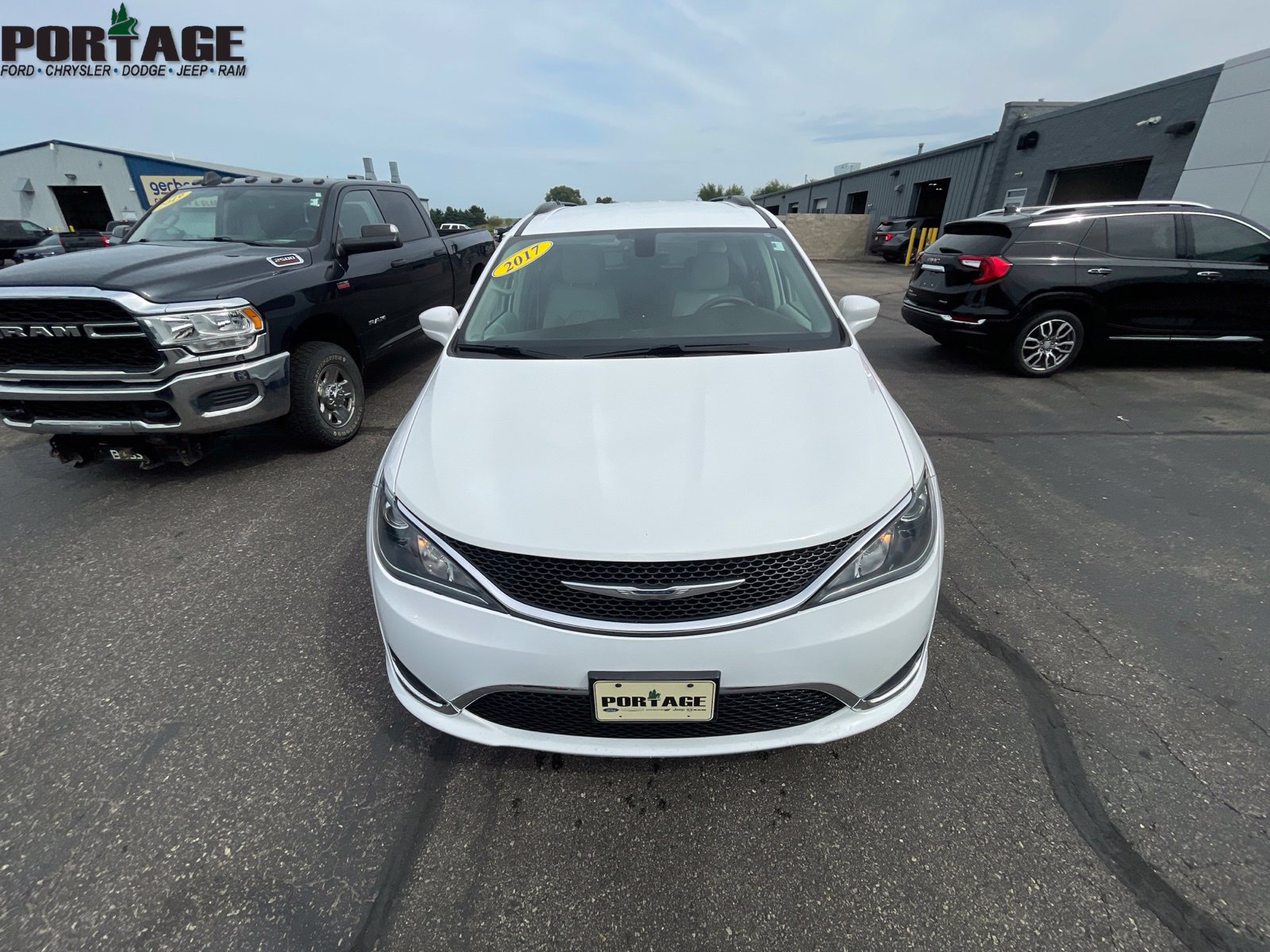 Used 2017 Chrysler Pacifica Touring-L FWD image 33