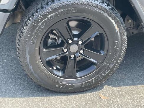 Used 2018 Jeep Wrangler Unlimited Sahara w/ Cold Weather Group AWD/4WD image 8