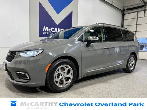 Used 2023 Chrysler Pacifica Limited image 9