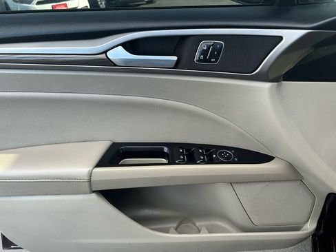 Used 2017 Ford Fusion SE w/ Fusion SE Technology Package image 18