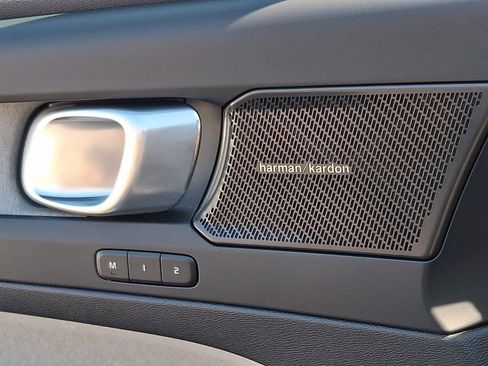 Certified 2023 Volvo XC40 B5 Ultimate w/ Climate Package image 25