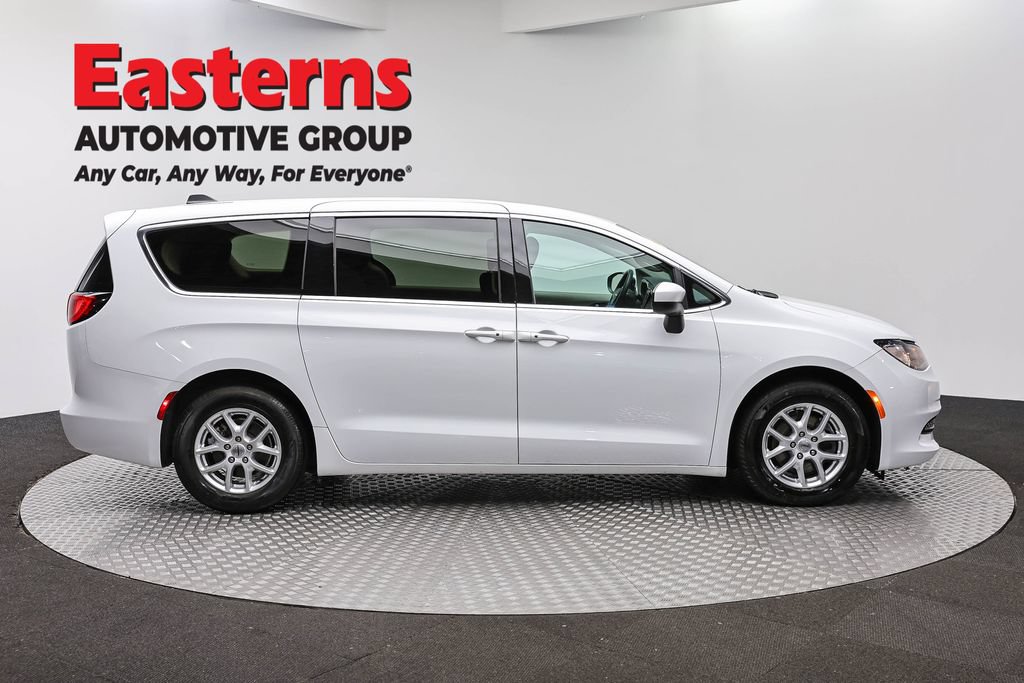 Used 2022 Chrysler Voyager LX FWD image 6