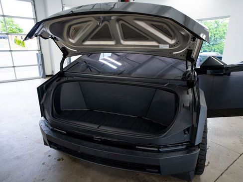 Used 2024 Tesla Cybertruck AWD Crew Cab image 39