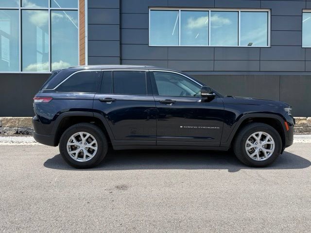 Used 2023 Jeep Grand Cherokee Limited w/ Trailer Tow Prep Group (B) AWD/4WD image 2