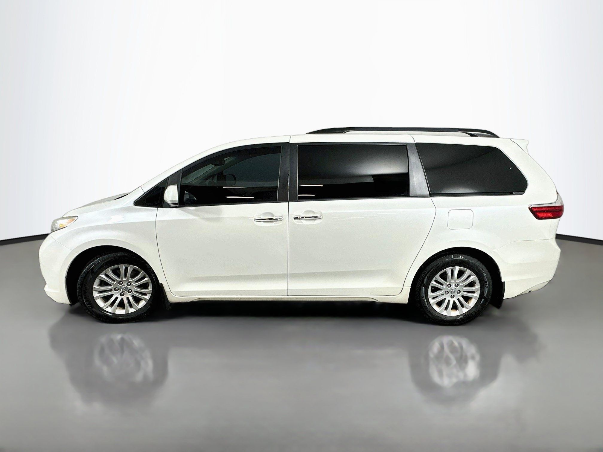 Used 2017 Toyota Sienna XLE Premium FWD image 4