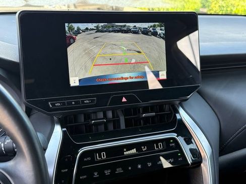 Used 2024 Toyota Venza AWD/4WD image 18