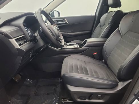 Used 2025 Mitsubishi Outlander SE image 27