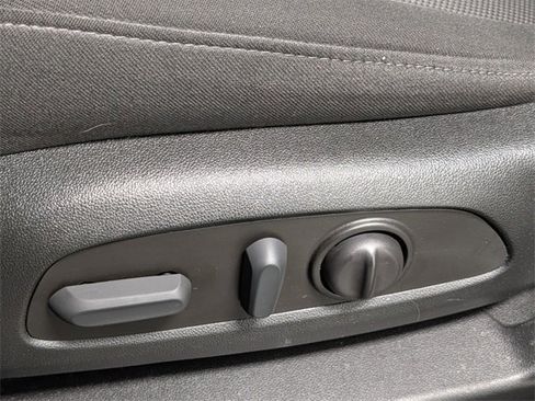 Used 2023 Chevrolet Traverse LT image 11