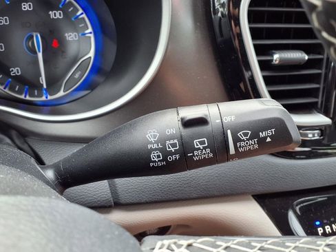 Used 2024 Chrysler Pacifica Touring-L image 21