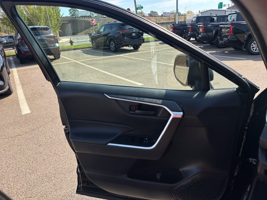 Used 2021 Toyota RAV4 LE AWD/4WD image 32