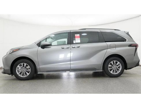 New 2026 Toyota Sienna XLE image 19