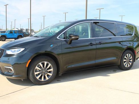 Used 2024 Chrysler Pacifica Limited FWD image 18