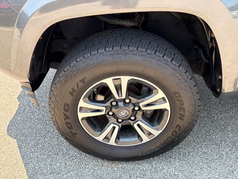 Used 2017 Toyota Tacoma TRD Sport w/ Tow Package (A/T) AWD/4WD image 8