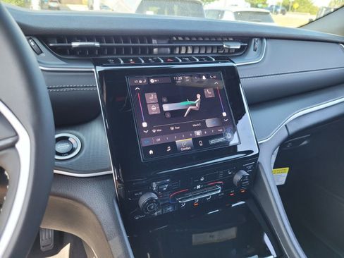 New 2025 Jeep Grand Cherokee Altitude image 19