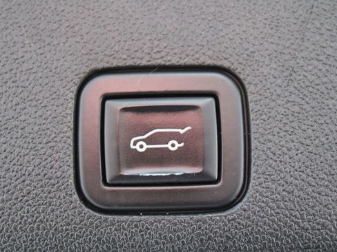 Used 2023 Chevrolet Tahoe High Country RWD image 12