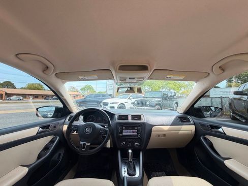 Used 2011 Volkswagen Jetta SE FWD image 30