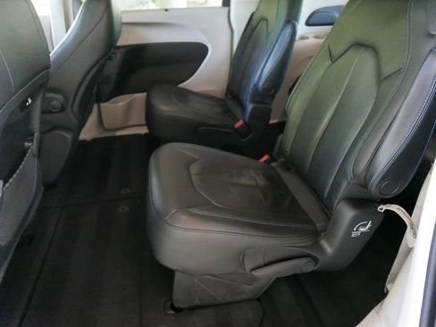 Used 2021 Chrysler Pacifica Touring-L FWD image 11