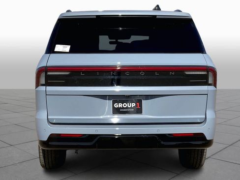 New 2026 Lincoln Navigator Reserve w/ Jet Appearance Package AWD/4WD image 4