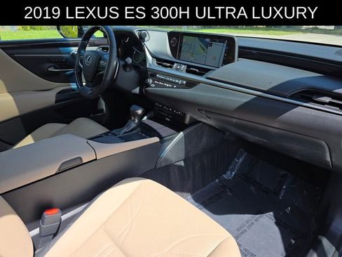 Used 2019 Lexus ES 300h Ultra Luxury w/ Accessory Package 2 FWD image 9