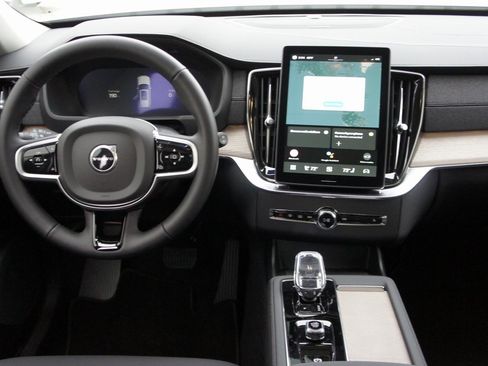 New 2025 Volvo XC90 T8 Plus w/ Protection Package Premier image 12