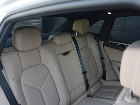 Certified 2026 Porsche Macan AWD/4WD image 36