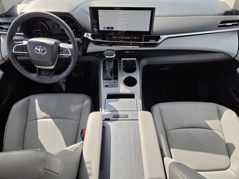 Used 2026 Toyota Sienna XLE FWD image 13