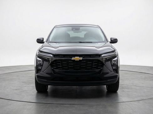 Used 2025 Chevrolet Trax LT FWD image 2