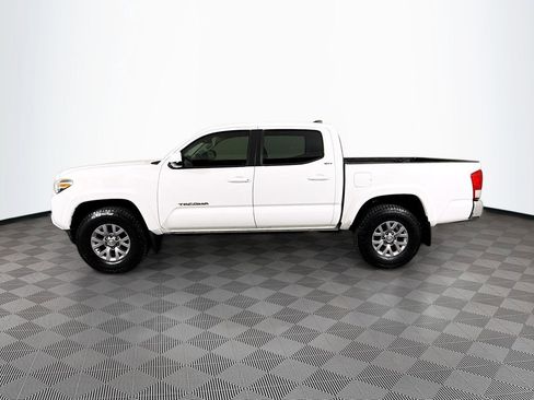 Used 2017 Toyota Tacoma SR5 w/ Tow Package RWD image 4