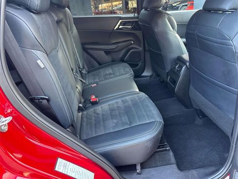 Used 2024 Mitsubishi Outlander SE image 14