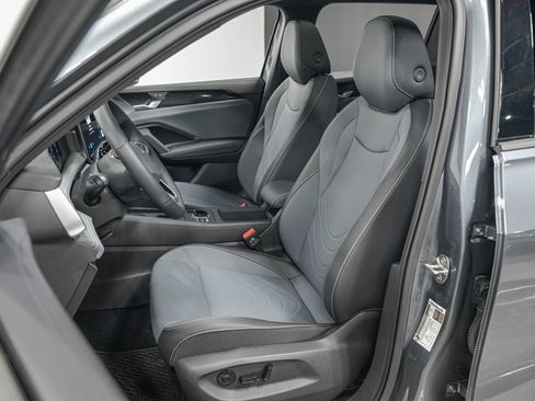 Used 2025 Volkswagen Tiguan SE R-Line image 16