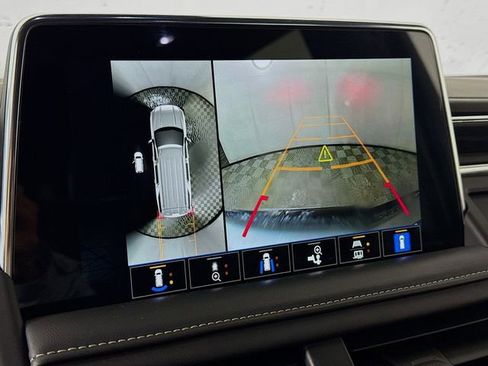 Used 2023 GMC Yukon XL SLT w/ SLT Luxury Package image 14