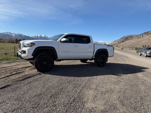 Used 2023 Toyota Tacoma TRD Off-Road w/ TRD Premium Off Road Package image 19