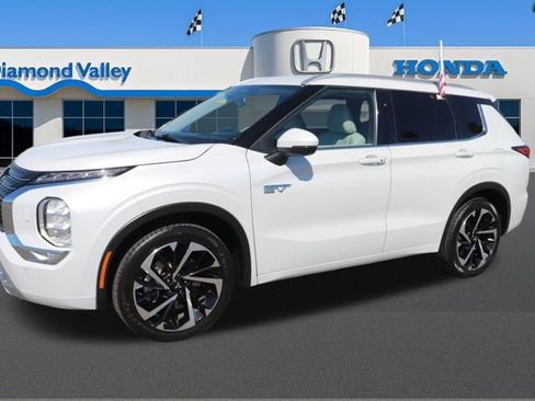 Used 2024 Mitsubishi Outlander 4WD Plug-In Hybrid image 3