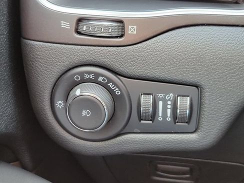 Used 2021 Jeep Cherokee Trailhawk w/ Trailer Tow Group AWD/4WD image 12