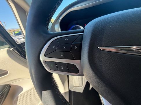 Used 2023 Chrysler Pacifica Touring-L image 32