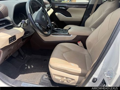 Used 2020 Toyota Highlander Limited FWD image 11