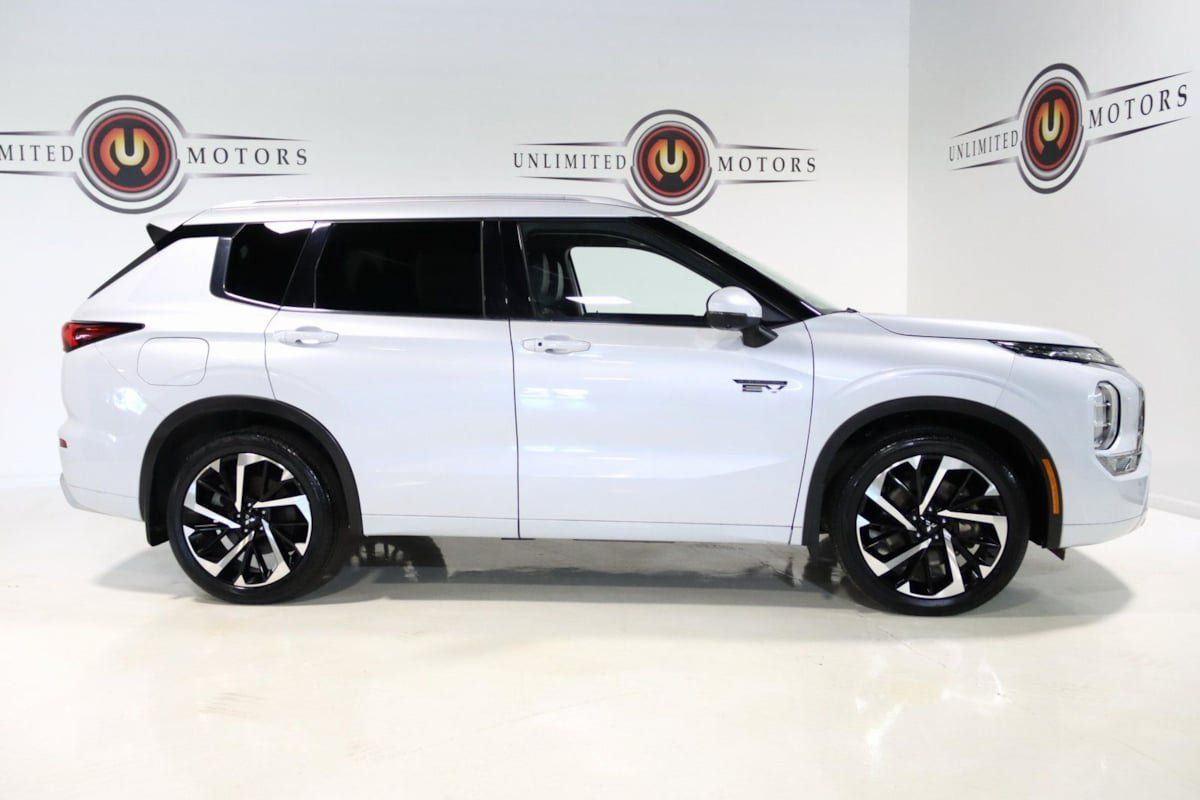 Used 2024 Mitsubishi Outlander 4WD Plug-In Hybrid image 5