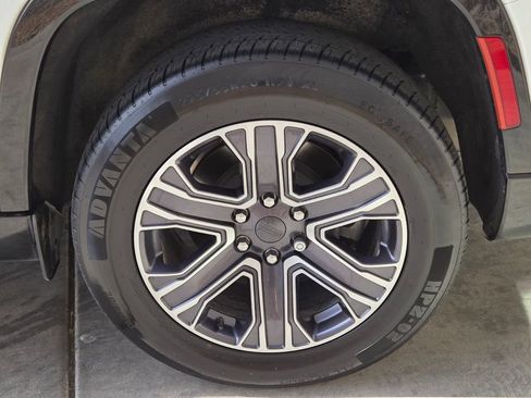 Used 2024 Jeep Wagoneer L Series II w/ Flexible Seating Group image 10