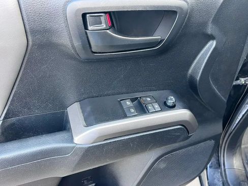 Used 2022 Toyota Tacoma SR5 w/ SR5 Appearance Package (SM) AWD/4WD image 23