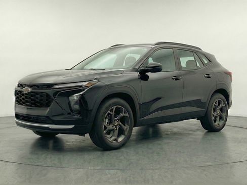 Used 2025 Chevrolet Trax LT w/ LT Convenience Package image 3