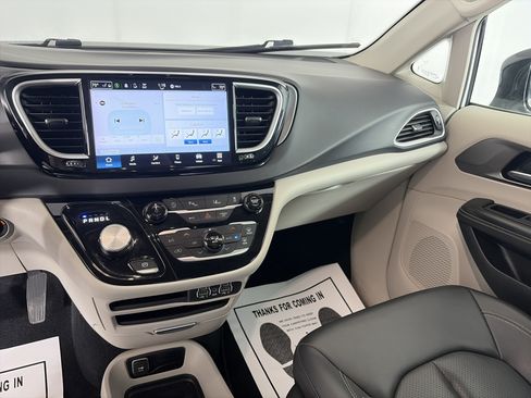 Used 2024 Chrysler Pacifica Touring-L FWD image 4