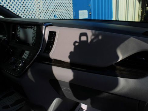 Used 2018 Toyota Sienna XLE NAVI image 15